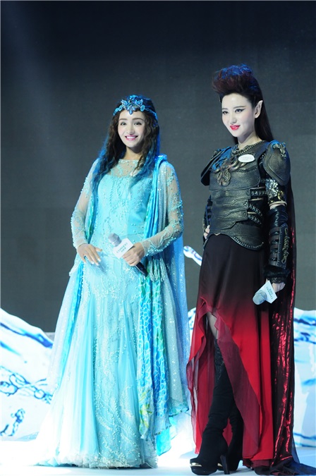 《幻城》「公主」现身魔都 张萌长靴黑丝显腿粗与麦迪娜上演卖萌五连拍