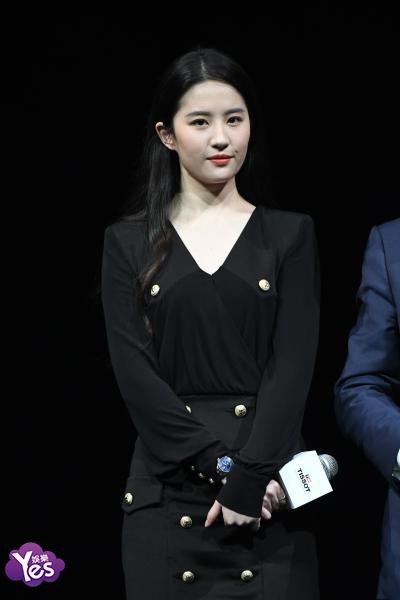 〈Yes 上海现场〉黄晓明刘亦菲共同出席活动 利落黑色装扮帅气满屏