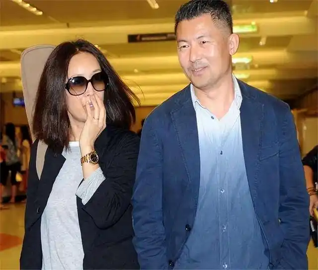 那英丈夫孟桐被曝出轨，与神秘女子同回别墅过夜