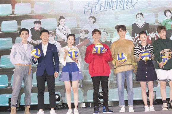 《青春抛物线》开放探班 周游现场秀球技击中少女心