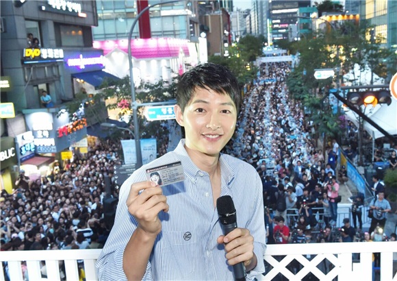 宋仲基出席新村啤酒节活动 标志温暖笑容「你们的老公」依然帅