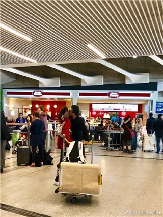刘畊宏备战巴黎马拉松 爱妻王婉霏飞法国加油