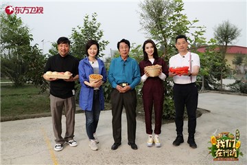 新村民们展示莎车县的丰富物产