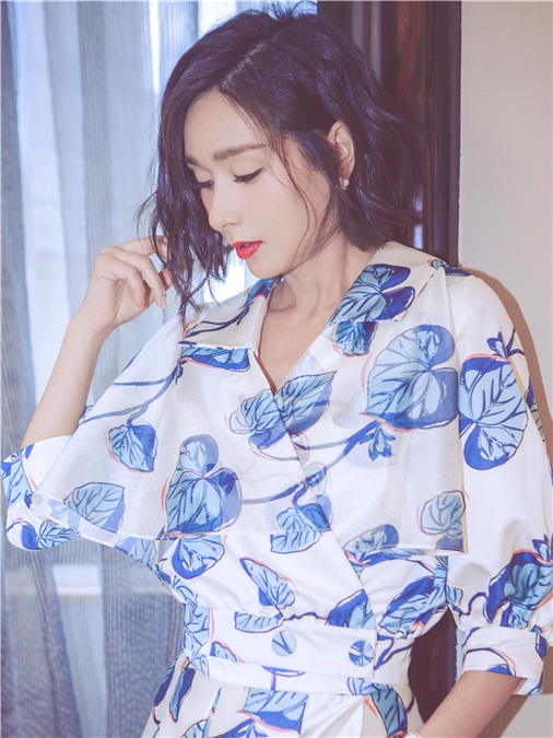 杨恭如居家写真 优雅诠释清新中国风