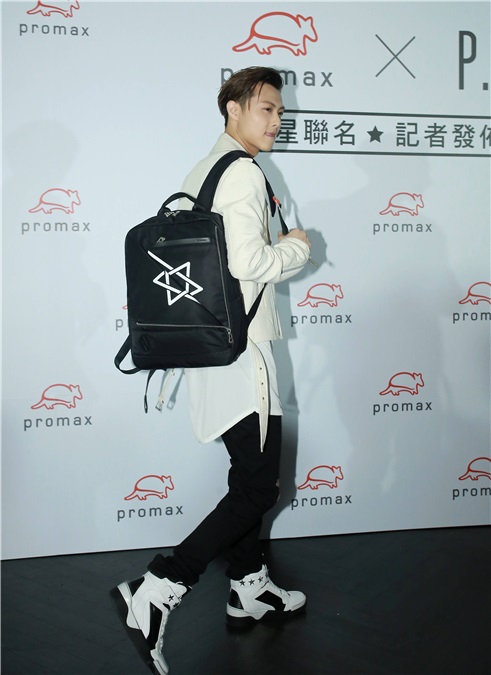 王子邱胜翊为某品牌包包站台