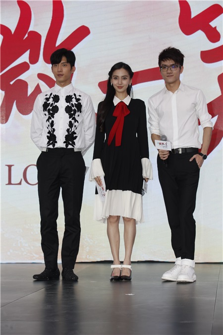 Angelababy与井柏然借位拥吻比爱心 呲牙咧嘴小表情不断一脸暧昧