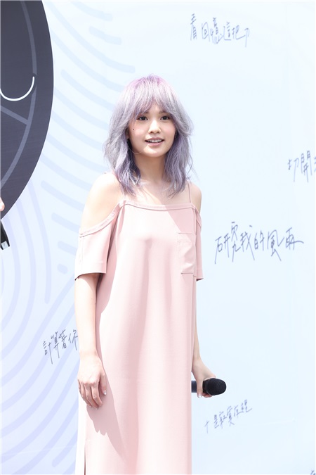 杨丞琳出席新专辑《年轮说》概念展揭幕活动