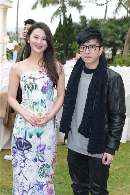 陈明恩与舞蹈员Eddy举行西式草地婚礼 王祖蓝和亚男双双来祝贺
