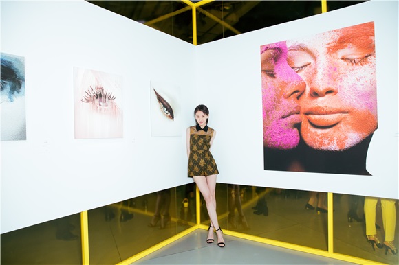 王子文出席时尚品牌艺术展 新发型清新自然少女感十足