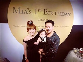 方志友女Mia一岁啦！周岁宴穿小洋装坐旋转木马萌翻