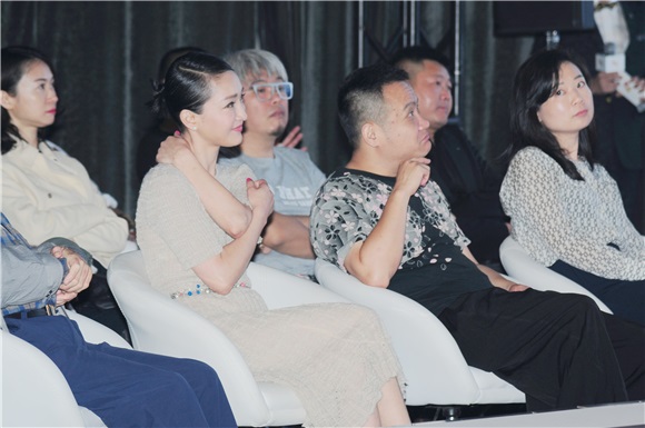 黄渤发起「HB+U」计划助力新导演 周迅贴心助阵素色连体裙优雅不抢镜