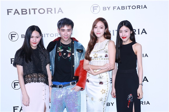 Jessica郑秀妍受邀看秀 裹身连衣裙秀S身材