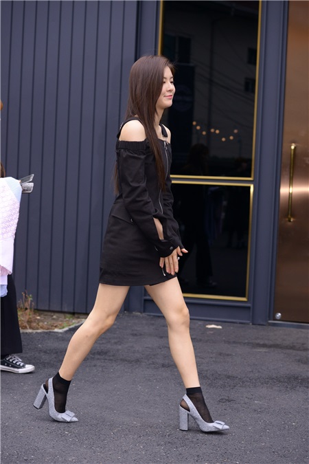 智淑、高佑丽、赵贤荣CLARA、Lizzy等出席设计师Kwak Hyunju时装秀