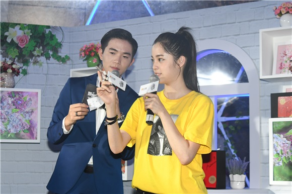 欧阳娜娜现身苏宁快闪店 携众人写纸条为九寨沟的祈福