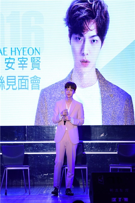 韩星安宰贤出席粉丝见面会