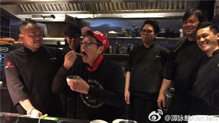 (谭咏麟昨(24日)参加募款餐会 图/翻摄自谭咏麟微博)