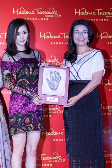 杨幂「调戏」姐妹蜡像搞怪合影 紫色闪片拼接裙性感妖媚