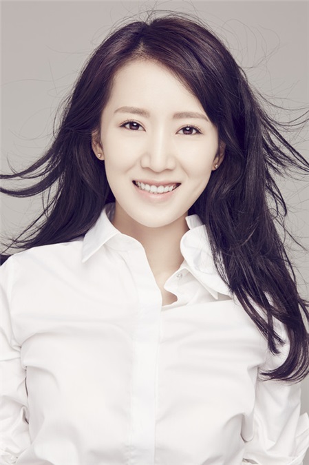 李念衬衫蓝裙清新十足 击败炎夏的氧气美少女
