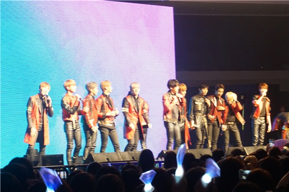 韩国13人男团Seventeen演唱会