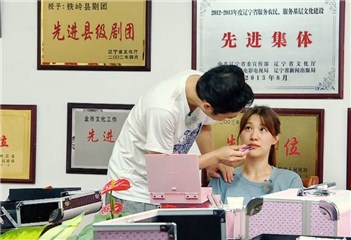 小沈阳给悦悦化妆