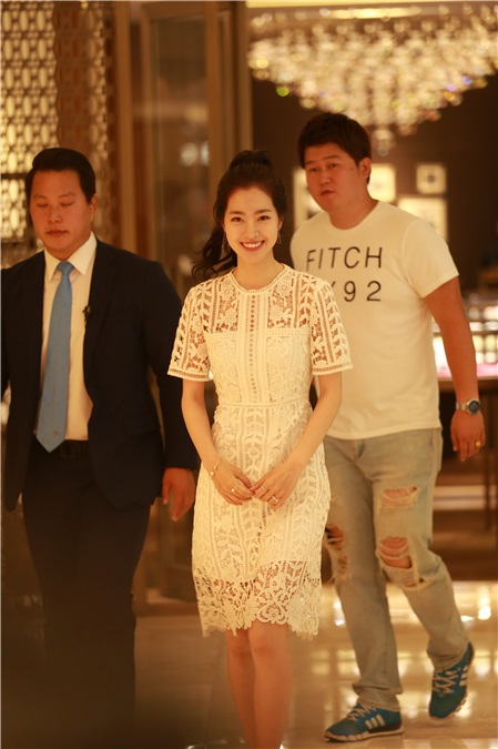 陈世妍出席代言的Philips电动脱毛器签名会
