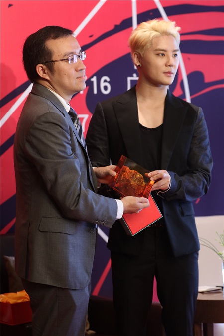 金俊秀上海出席演唱会记者会 全黑Look一头黄发成抢镜焦点