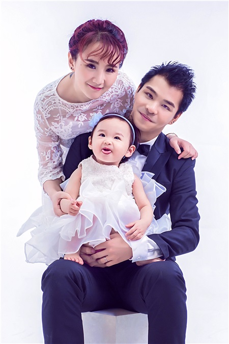 跳水大魔王何冲退役 携妻女拍亲子写真展柔情