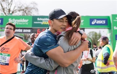 刘畊宏跑全马深拥王婉霏 照片惊见肌肉比头还大