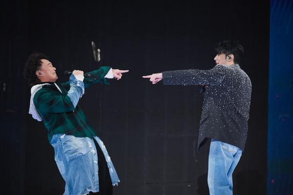 陈奕迅惊喜现身李荣浩演唱会 合唱<社交恐惧癌>