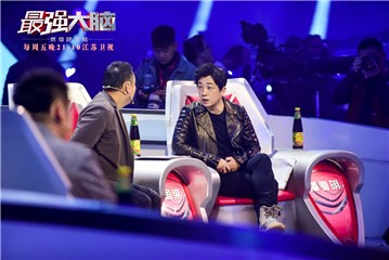 初来乍到的新萌潘粤明与刘国梁交谈
