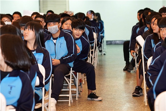 《翻墙的记忆》见面会合照签名大放送 张庭瑚穿制服隐身观众席吓呆学生