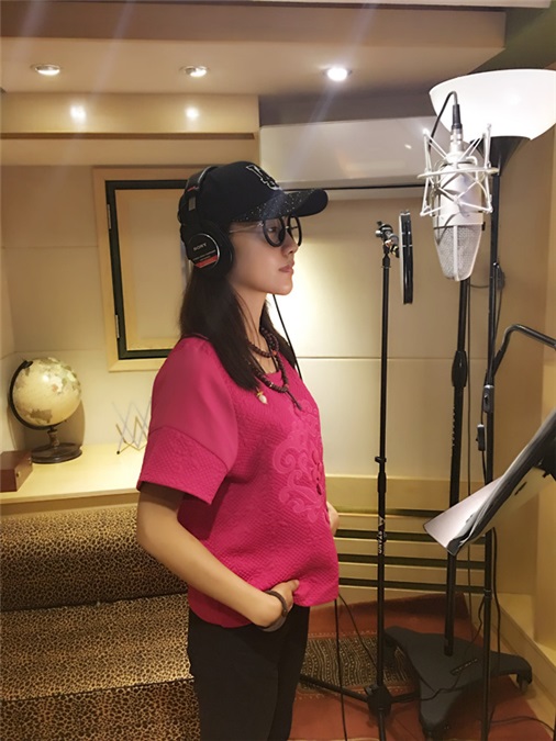 杨蓉为新戏录歌 素颜上镜美肌获赞