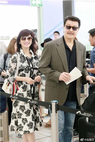 赵雅芝班机延误心情依然不受影响 与老公甜蜜牵手入镜