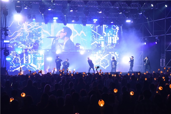Block B出道七年首登台 演唱夯曲《HER》全场海翻