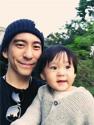 修杰楷带「儿子」出门晒太阳  咘咘POSE帅气煞到网友
