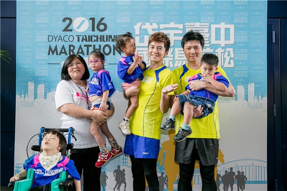 李国毅鼓励运动 揪17岁的演员好友们一起运动