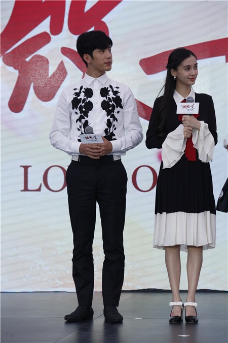 Angelababy与井柏然借位拥吻比爱心 呲牙咧嘴小表情不断一脸暧昧