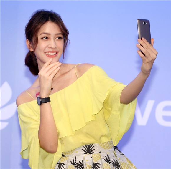 刘奕儿一身活泼亮丽的造型出席手机活动