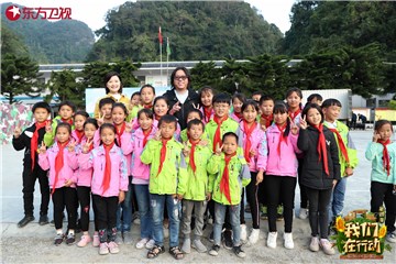 陈蓉、高晓松与帐篷小学孩子们的合影