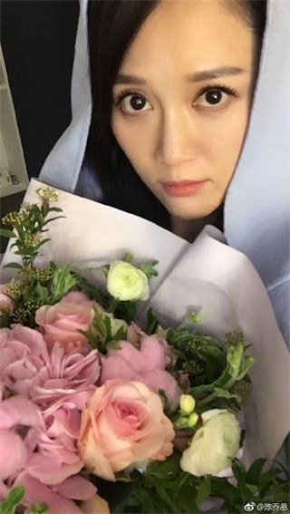 陈乔恩勇猛杀小强 劝下辈子别做蟑螂