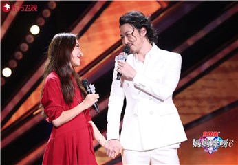 郭帅、张洁夫妇甜蜜对视