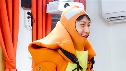 黄子韬历经千辛穿上救生衣,露出开心的微笑