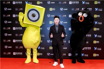 李小鹏亮相红毯