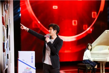 葛佳慧回到现场为学长王力宏出题