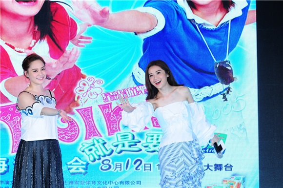 Twins巡回演唱会上海站开启 出道15周年白色姐妹装青春再现