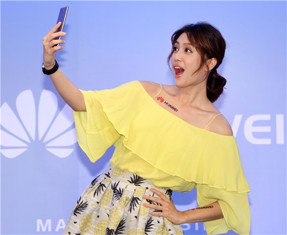 刘奕儿一身活泼亮丽的造型出席手机活动