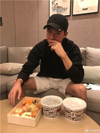 《那年花开月正圆》杜明礼盒饭发不成 网友：你自己吃了吧！