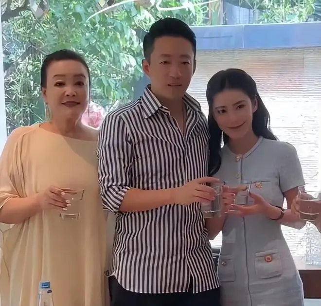 张兰与汪小菲新婚妻子聚餐 Mandy补送改口红包网友赞其情商高