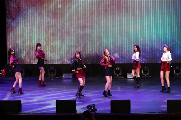 韩国女团APINK开演唱会
