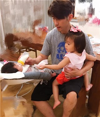 修杰恺一手抱咘咘一手喂Bo妞 显然忙不过来
